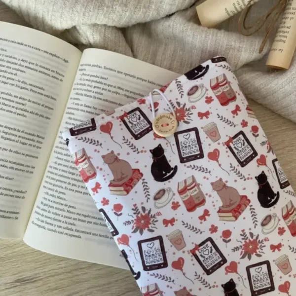 Книжный чехол "Книги и коты" 19х26 см