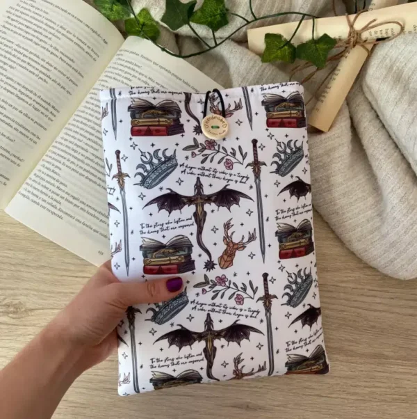 Книжный чехол "Дракон и книги" 19х26 см