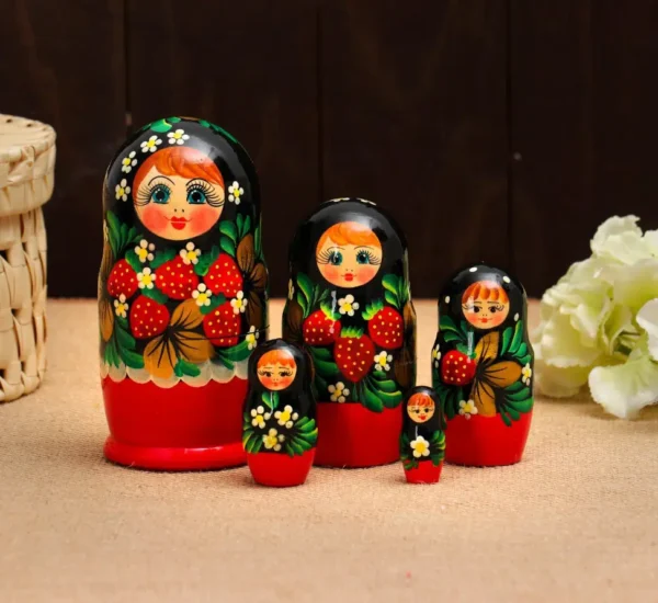 Матрешка «Земляничка», красное платье, 5 кукольная, 15 см
